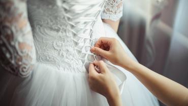 Praktikus tanácsok menyasszonyi és keringőruhák felvételéhez