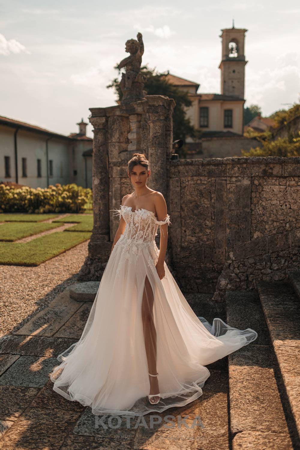 Marabú tollas menyasszonyi ruha